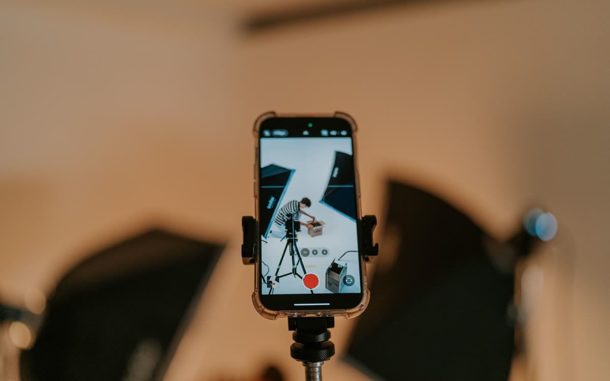 Kısa video prodüksiyonu için kamera, telefon ve kurgu ekipmanları